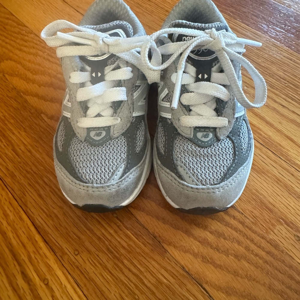 Excellent condition toddler New Balance 990v6 size 5